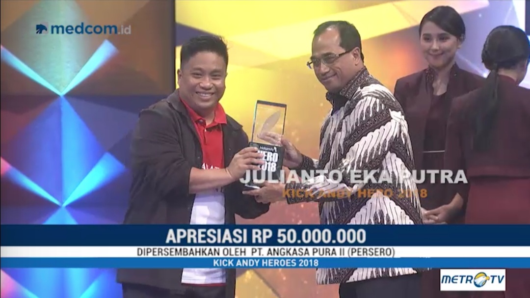 Julianto Eka Putra saat menerima penghargaan dari Kick andy Heroes