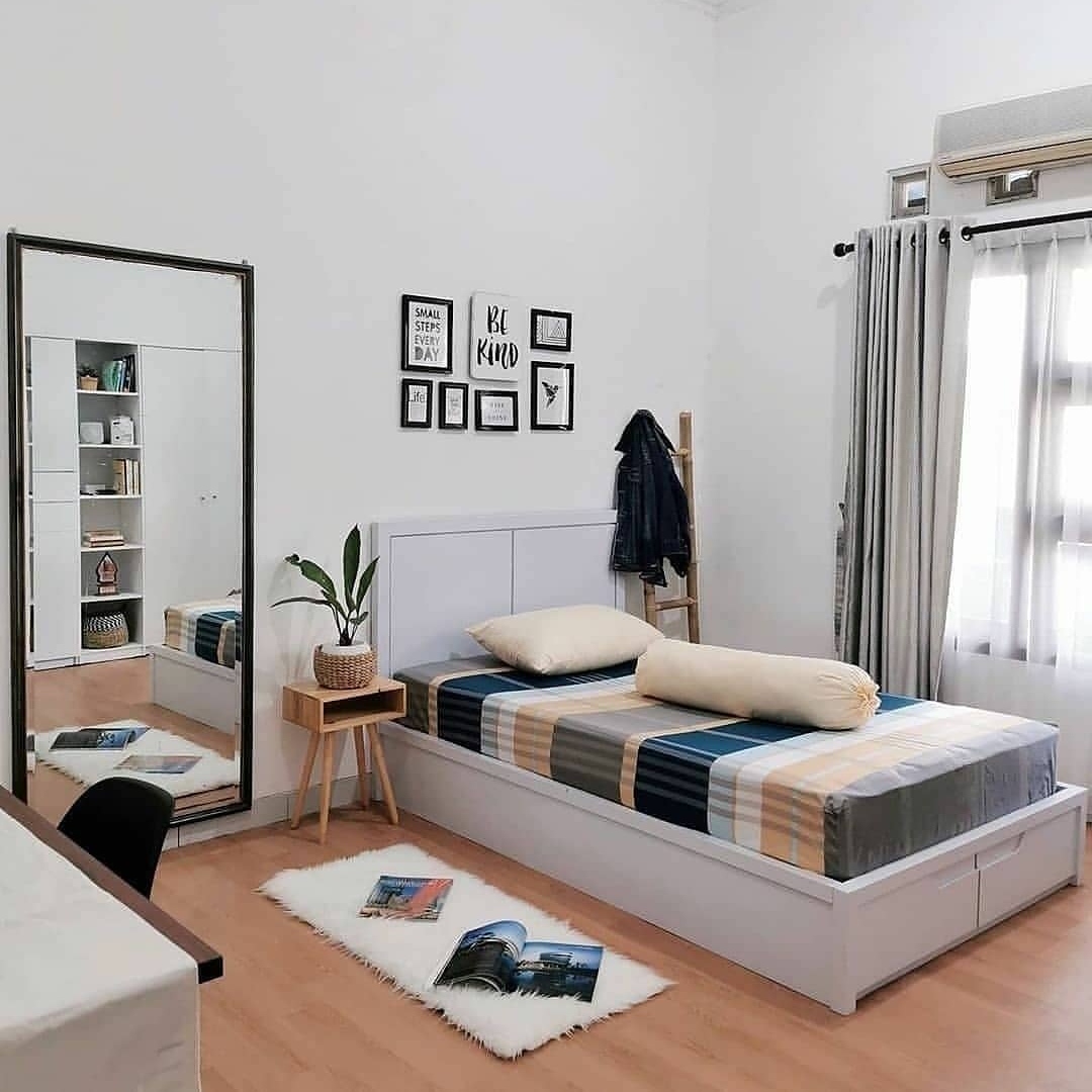 Desain kamar kost lesehan sederhana berwarna putih