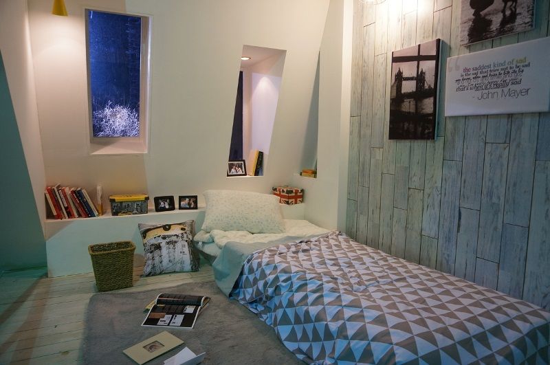 Desain kamar kost lesehan sederhana menggunakan wallpaper