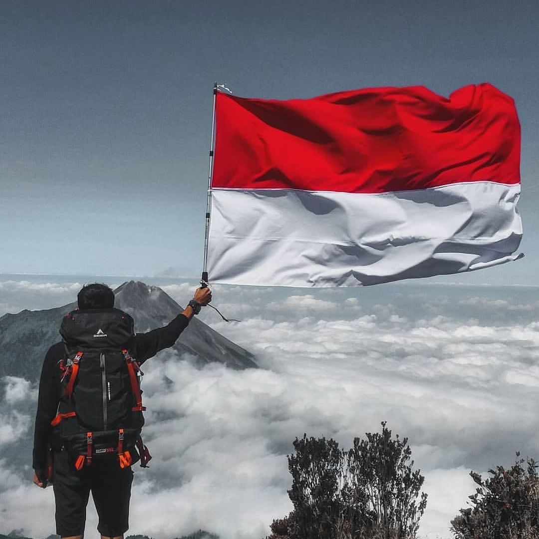 Gambar Pengibaran Bendera di Puncak Gunung