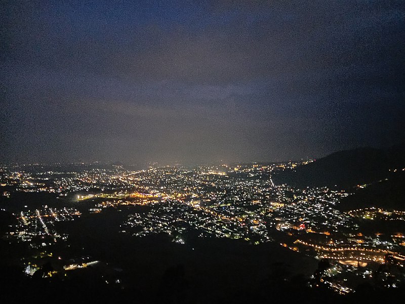 Pemandangan Kota Malang di malam hari dari bukit paralayang