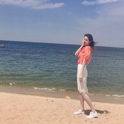 Foto Gaya Orang Korea Cantik di Pantai 