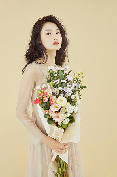 Foto Orang Korea Cantik Memegang Bunga 