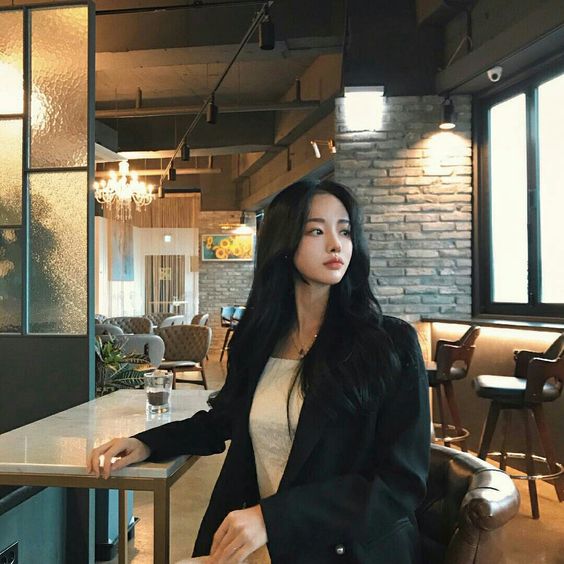 Foto Orang Korea Cantik Nongkrong Di Kafe 
