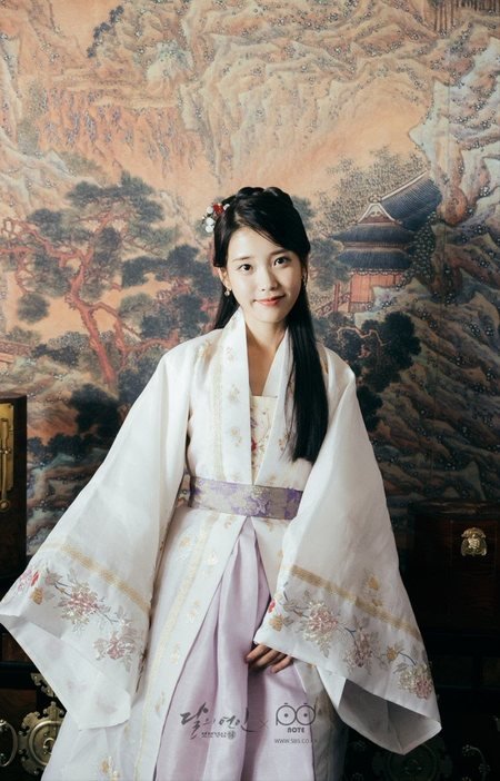 Foto Orang Korea Menggunakan Hanbok