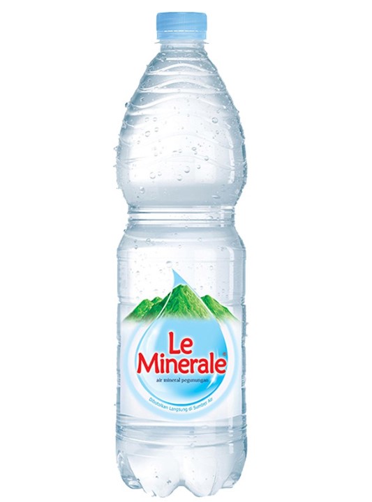 Gambar iklan produk minuman Aqua botol