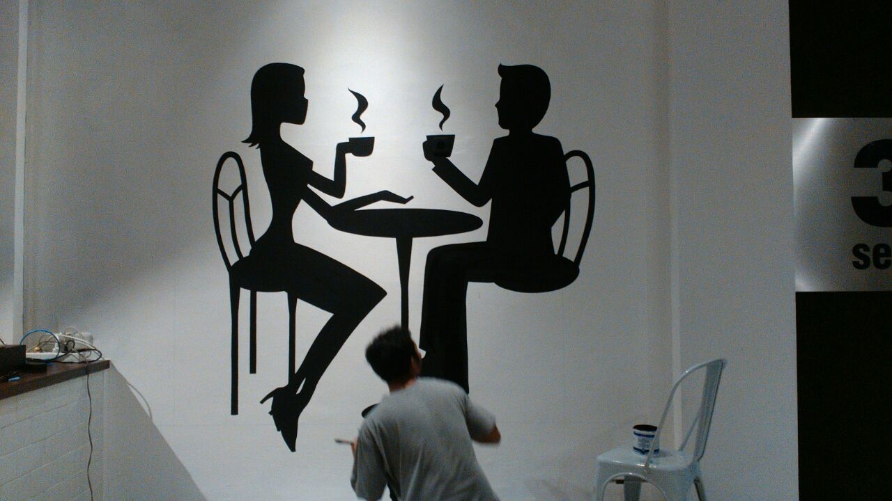 Lukisan dinding cafe hitam putih simple