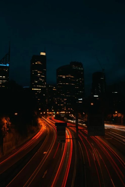 Wallpaper pemandangan jalan di malam hari aesthetic HD
