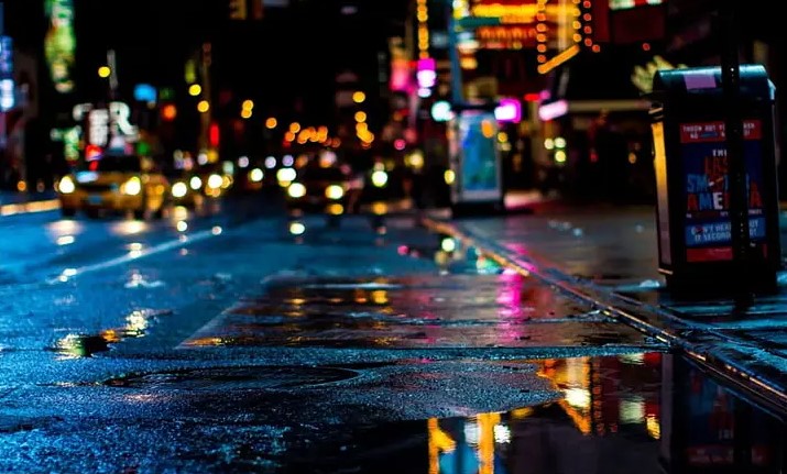 Wallpaper pemandangan jalanan kota di malam hari HD