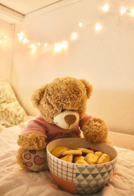wallpaper boneka teddy bear sedang makan