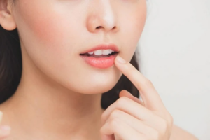 Cara mengecilkan bibir pakai kosmetik