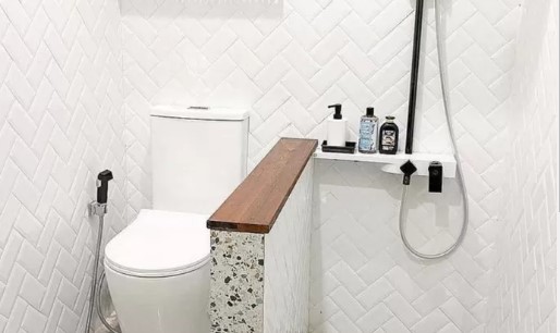 Kamar mandi minimalis dan bernuansa putih