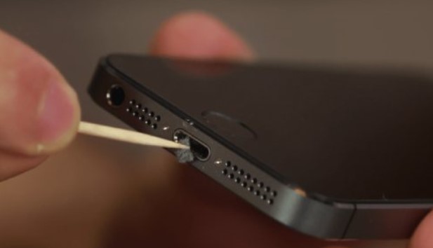 Cara Memperbaiki Port Charger iPhone Rusak